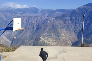 罗德曼知道吗，这种球就要学他，扑出去救回来，热血！