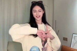 梦幻联动？女篮卓识跳手势舞上身的是哈登的毛衣啊~